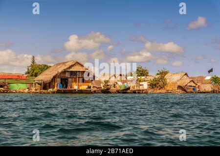 San Blas, Panama - 25 février 2020: Les habitants autochtones de Guna huts sur l'île de San Blas sur le territoire de Guna politiquement autonome au Panama. Banque D'Images