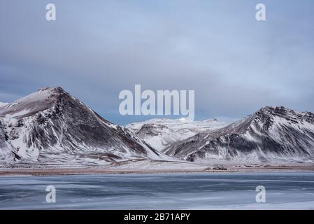 Montagnes couvertes de neige noire et blanche en Islande Banque D'Images