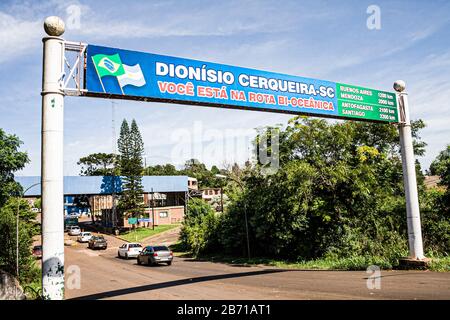 Inscrivez-vous à la frontière du Brésil et l'Argentine avec des distances de villes en Amérique du Sud. Dionisio Cerqueira, Santa Catarina, Brésil. Banque D'Images