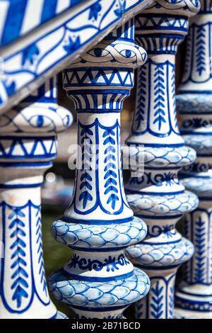 Vue rapprochée d'un pont balustrade décoré de carreaux azulejo en céramique, Pavillon de la Plaza de España à Parque de María Luisa, Séville, Andalousie, Espagne Banque D'Images