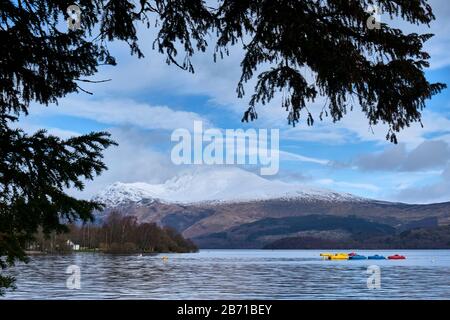 Ben Lomond vu de Luss, sur les rives du Loch Lomond, en Écosse Banque D'Images