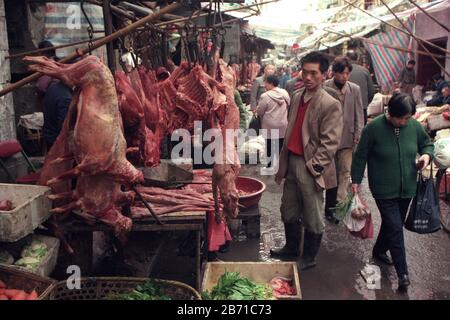 Viande de chien sur le marché des animaux et fruits de mer dans la vieille ville de Wuhan dans la province de Hubei en chine en asie de l'est. Chine, Wuhan, Avril, Banque D'Images