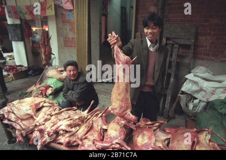 Viande de chien sur le marché des animaux et fruits de mer dans la vieille ville de Wuhan dans la province de Hubei en chine en asie de l'est. Chine, Wuhan, Avril, Banque D'Images