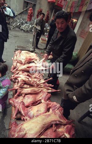 Viande de chien sur le marché des animaux et fruits de mer dans la vieille ville de Wuhan dans la province de Hubei en chine en asie de l'est. Chine, Wuhan, Avril, Banque D'Images