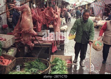 Viande de chien sur le marché des animaux et fruits de mer dans la vieille ville de Wuhan dans la province de Hubei en chine en asie de l'est. Chine, Wuhan, Avril, Banque D'Images