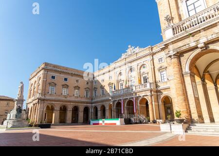 Hôtel de ville sur la place Giacomo Leopardi avec le monument dédié au poète, la ville de Recanati, Italie. Banque D'Images