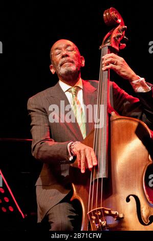 Ron carter, légende du bassiste de jazz, se comporte en direct Banque D'Images