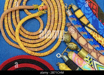 Les perles ethniques avec divers ornements sont faites en utilisant la technique de tissage avec des perles. Banque D'Images