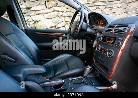 Mercedes Benz W203-an 2005, équipement Avantgarde, peinture métallique noire, navigation couleur, sièges chauffants, tableau de bord en bois, mercedes C, thermo Banque D'Images