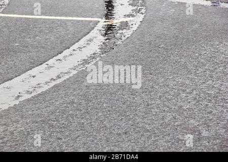 une humidité en neige sur la couche régulière de la route plus mince. Banque D'Images