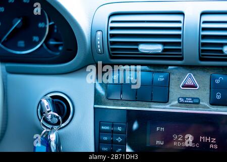 Mercedes Benz W203-an 2005, équipement Avantgarde, peinture métallique noire, navigation couleur, sièges chauffants, tableau de bord en bois, mercedes C, thermo Banque D'Images