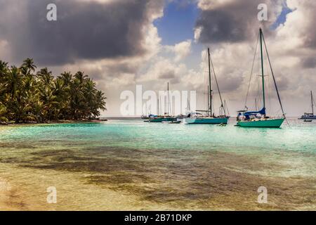 Voiliers à la baie sur la magnifique île intacte des Caraïbes à San Blas sur le territoire de Guna politiquement autonome au Panama, en Amérique centrale. Banque D'Images