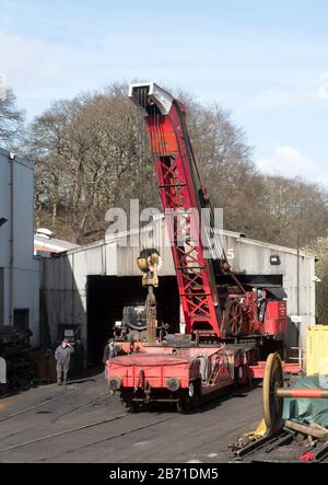 Une grue à vapeur dans la cour du hangar à moteur de Grosmont, NYMR, North Yorkshire, Angleterre, Royaume-Uni Banque D'Images