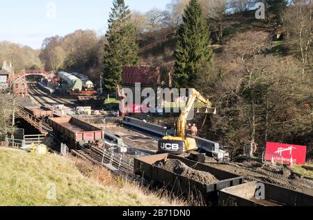 Installation d'un nouveau pont ferroviaire, par Cleveland Bridge, sur le North Yorkshire Moors Railway à Goathland, Yorkshire, Angleterre, Royaume-Uni Banque D'Images