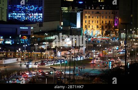 Berlin, Allemagne. 12 mars 2020. Vue en soirée sur la circulation à Alexanderplatz dans Berlin Mitte. Un tramway traverse la Alexanderstraße. Au milieu, l'entrée de l'hôtel Park Inn est éclairée. Crédit: Annette Riedl/dpa-Zentralbild/ZB/dpa/Alay Live News Banque D'Images