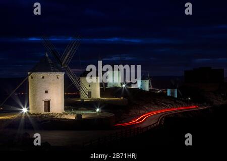 Moulins à vent et château de la Manche.Belle vue nocturne avec des sentiers de lumière.Castilla la Mancha. Espagne Banque D'Images