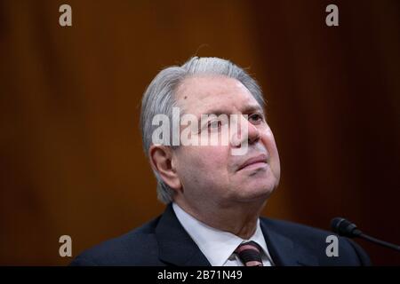 Gene Dodaro, contrôleur général au Government Accountability Office, témoigne devant le Comité sénatorial du budget des États-Unis au Capitole des États-Unis à Washington, DC, États-Unis, le jeudi 12 mars 2020. Crédit : Stefani Reynolds/CNP /MediaPunch Banque D'Images