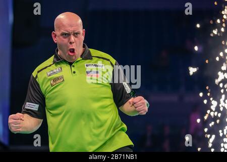 Liverpool, Royaume-Uni. 12 mars 2020. Professional Darts Corporation, Unibet Premier League Liverpool; Michael Van Gerwen Tire Un Visage Crédit: Action Plus Sports Images/Alay Live News Banque D'Images