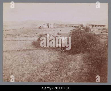 Landschap, la route de Rescht, Iran Grass Landscape, la route de Rescht, Iran. Paysage plat avec des maisons en arrière-plan et une vache dans une brousse sur la voorgrond. Fabricant : Photographe: Antoine Sevruguin (attribué à) Lieu de fabrication: Iran Date: CA. 1885 - ca. 1910 Caractéristiques physiques: Albumen matière d'impression: Papier technique: Albumen dimensions d'impression: Photo: H 155 204 mmb mmOnderwerp Banque D'Images