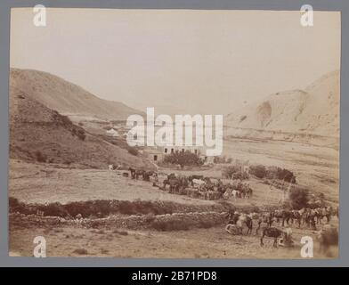 Landschap, la route de Rescht, Paitchenar , paysage iranien entouré de montagnes, avec quelques maisons et chevaux de pâturage, Iran. Fabricant : Photographe: Antoine Sevruguin (attribué à) Lieu de fabrication: Iran Date: CA . 1885 - c 1910 Caractéristiques physiques: Albumen matière d'impression: Papier technique: Albumen dimensions d'impression: Photo: H 155 mmb 208 mmOnderwerp Banque D'Images