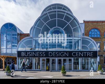 Centre D'Affaires Islington Londres. À l'origine, le Royal Agricultural Hall, inauguré en 1862, a été transformé en Business Design Center en 1986. Banque D'Images