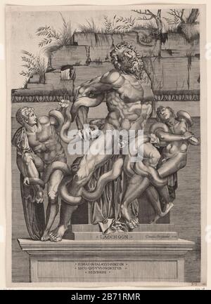 Image de la statue de Laocoön et De Ses fils mis pour un mur détruit. Sur le socle de la statue une référence à l'endroit où: L'image elle-même bevindt. Fabricant : printmaker Cornelis Bos (propriété cotée) à imprimer par Marco Dente Lieu de fabrication: Inconnu Date: 1548 Caractéristiques physiques: Matériel automobile: Papier technique: Engrala (impression) Dimensions: Bord de la plaque: H 472 mm × W 331 mm Objet: Laocoon et ses deux fils jumeaux sont étranglés par deux serpents lors des préparatifs d'une sacrificielle ou d'une sculpture, reproduction d'un morceau de sculpture Banque D'Images