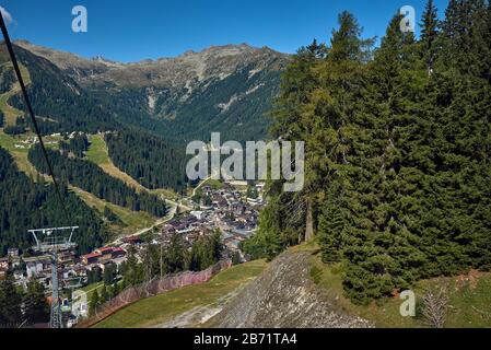 Montagnes autour de Madonna di Campiglio, Madonna di Campiglio en été, Italie, Nord & Central Brenta groupes de montagne, Dolomites occidentaux, Tre Banque D'Images