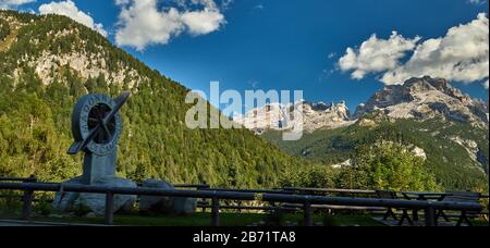 Montagnes autour de Madonna di Campiglio, Madonna di Campiglio en été, Italie, Nord & Central Brenta groupes de montagne, Dolomites occidentaux, Tre Banque D'Images