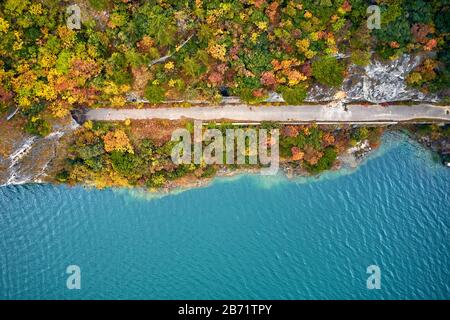 Vue Arial de la vieille route de Ponale et du lac de Garde en automne, destinations populaires pour voyager en Europe, trente, Italie Banque D'Images