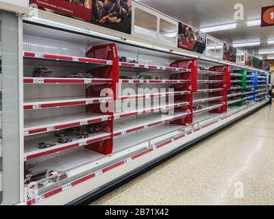 Des étagères vides dans l'allée de viande du supermarché Sainsburys à Winchmore Hill, Londres, tandis que les gens se approvisionnent en raison de la menace de Coronavirus. Banque D'Images