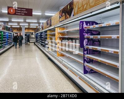 Des étagères vides dans l'allée de viande du supermarché Sainsburys à Winchmore Hill, Londres, tandis que les gens se approvisionnent en raison de la menace de Coronavirus. Banque D'Images