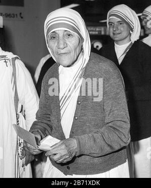 Mère Teresa arrivant à l'aéroport d'Heathrow de Londres en 1981. Banque D'Images