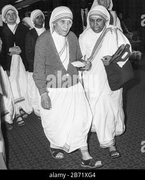 Mère Teresa arrivant à l'aéroport d'Heathrow de Londres en 1981. Banque D'Images