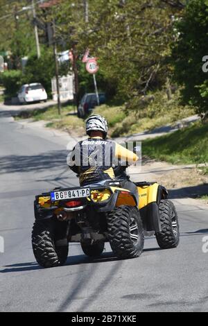 Piloter un quad sur la courbe d'une route d'asphalte Banque D'Images
