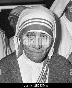 Mère Teresa arrivant à l'aéroport d'Heathrow de Londres en 1981. Banque D'Images