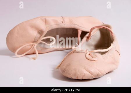 paire de chaussures de ballet en cuir rose pour enfants Banque D'Images