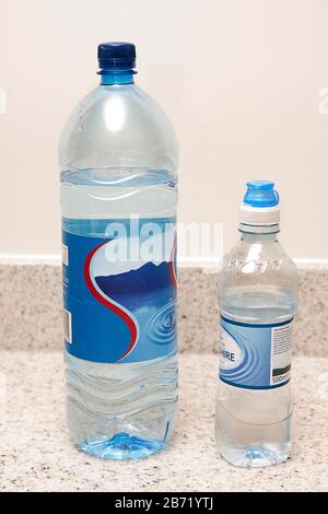 grandes et petites bouteilles en plastique d'eau de source Banque D'Images