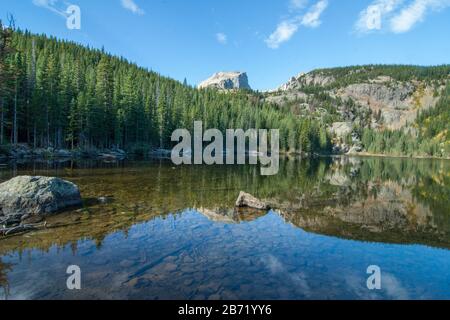 Lac Bear avec le pic Hallett en arrière-plan. Banque D'Images