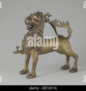 Leeuw-aquamanile Het in cire perdue-Techniek: Gegoten en grotendeels bijgeciseleerde voorwerp heeft de vorm van een leeuw, waarvan détails (zoals manen, ogen en snor) zijn uitgestoken. De leeuw heeft op de rug een draak, die als handvat dienst doet, en die in verbinding staat met de staart van de leeuw. Deze heeft de kop iets teruggetrokken, kijkt voor zich uit en heeft de bek geopend, zodat de tong en vier slaganden zichtbaar zijn. De kop est zodanig gemodelleerd, dat doorgaande lijnen zijn waar te nemen van neus naar wenkbrauwen oren. À de kop est een aan een scharnier bevestigd klepje uitg Banque D'Images