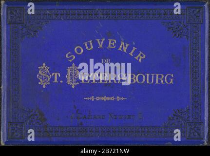 Leporelloalbum a rencontré des opnoms van Sint-Petersburg Souvenir de St Petersbourg (objet titel op) Leporelloalbum en bande bleue sur le devant du titre en or. Les couvertures avant et arrière sont décorées avec des motifs géométriques et feuilles en noir et comprennent le nom du Créateur: Et les emplacements. Le capot arrière est du papier irisé. L'album contient 24 photos bloquées ensemble, pliantes. Les enregistrements sont des rues de Saint-Pétersbourg, des places, des palais, des églises, des quais, des monuments et des standbeelden. Fabricant fotograaf J. Daziaro (bâtiment classé) compilateur J. DaziaroPlaats fabrication: Photograp Banque D'Images