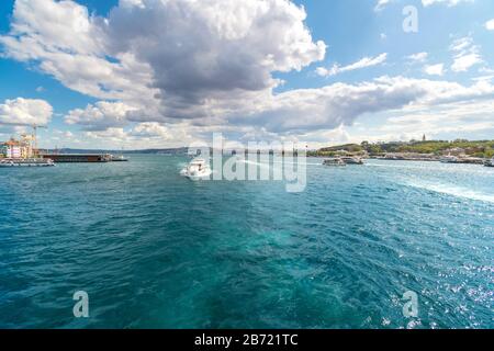 Un petit bateau-excursions navigue dans la Corne d'Or du Bosphore près du pont Galata à Istanbul, en Turquie. Banque D'Images