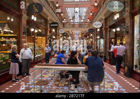 Les clients s'y sont mis pour un brunch à La Gumption dans l'historique Strand Arcade, Sydney NSW Banque D'Images