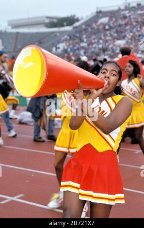 Austin, Texas États-Unis: Le meneur de la gaieté noire hurle dans un mégaphone lors d'un match de football de lycée. ©Bob Daemmrich Banque D'Images