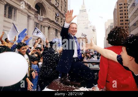 Dallas, Texas, États-Unis, janvier 1993 : Jerry Jones, le propriétaire de l'équipe de football des Dallas Cowboys, se hante devant la foule lors du défilé de ticker du centre-ville pour célébrer la victoire de leur équipe dans le Super Bowl de la National football League (NFL). ©Bob Daemmrich Banque D'Images