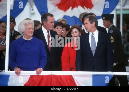 Austin Texas USA, janvier 1995: De droite, Texas Gov nouvellement inauguré. George W. Bush, la première dame du Texas Laura Bush, l'ancienne Presc. George H. W. Bush et l'ancienne première dame Barbara Bush (les parents de George W. Bush) sont à l'honneur lors du défilé inaugural sur Congress Avenue. ©Bob daemmrich Banque D'Images