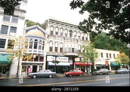 Hot Springs Arkansas USA, 1993: Bâtiments historiques bordent la rue du centre-ville connue pour ses célèbres stations thermales de santé du début des années 1900. ©Bob Daemmrich Banque D'Images