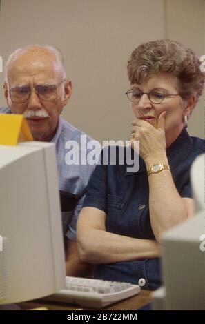 Austin Texas USA, 2000: Classe informatique senior. SeniorNet enseigne le courrier électronique ainsi que les compétences de base d'Internet aux personnes de 55 ans et plus. M. ©Bob Daemmrich Banque D'Images