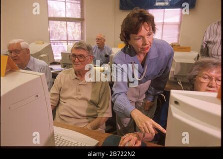 Austin Texas USA, 2000: Classe informatique senior. SeniorNet enseigne le courrier électronique ainsi que les compétences de base d'Internet aux personnes de 55 ans et plus. M. ©Bob Daemmrich Banque D'Images