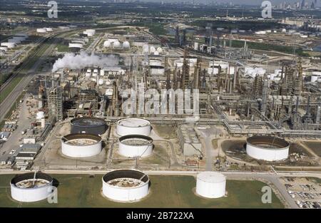 Houston, Texas USA, août 2001 : vue aérienne des usines pétrochimiques et des installations de stockage de produits chimiques le long de la Houston Ship Channel. ©Bob Daemmrich Banque D'Images