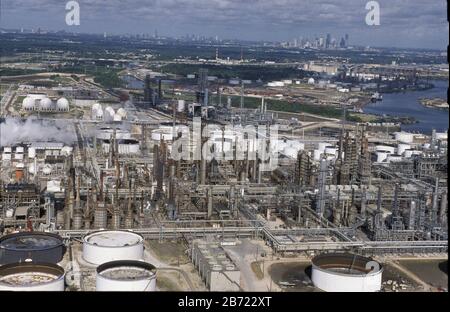 Houston, Texas USA, août 2001 : vue aérienne des usines pétrochimiques et des installations de stockage de produits chimiques le long de la Houston Ship Channel. ©Bob Daemmrich Banque D'Images